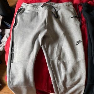 Nike tech sweatpants size L